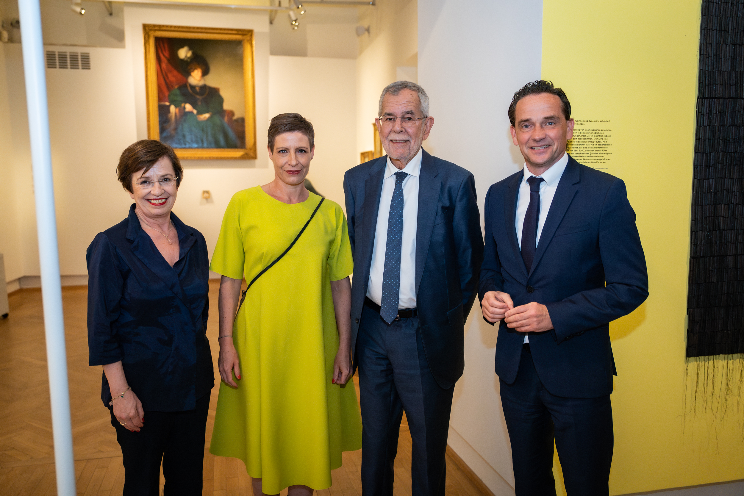 Bundespräsident Alexander Van der Bellen besucht gemeinsam mit Schüler*innen des Akademischen Gymnasiums das Jüdische Museum Wien